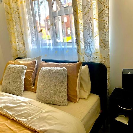 Double Room Bentilee Bucknall  Bagian luar foto
