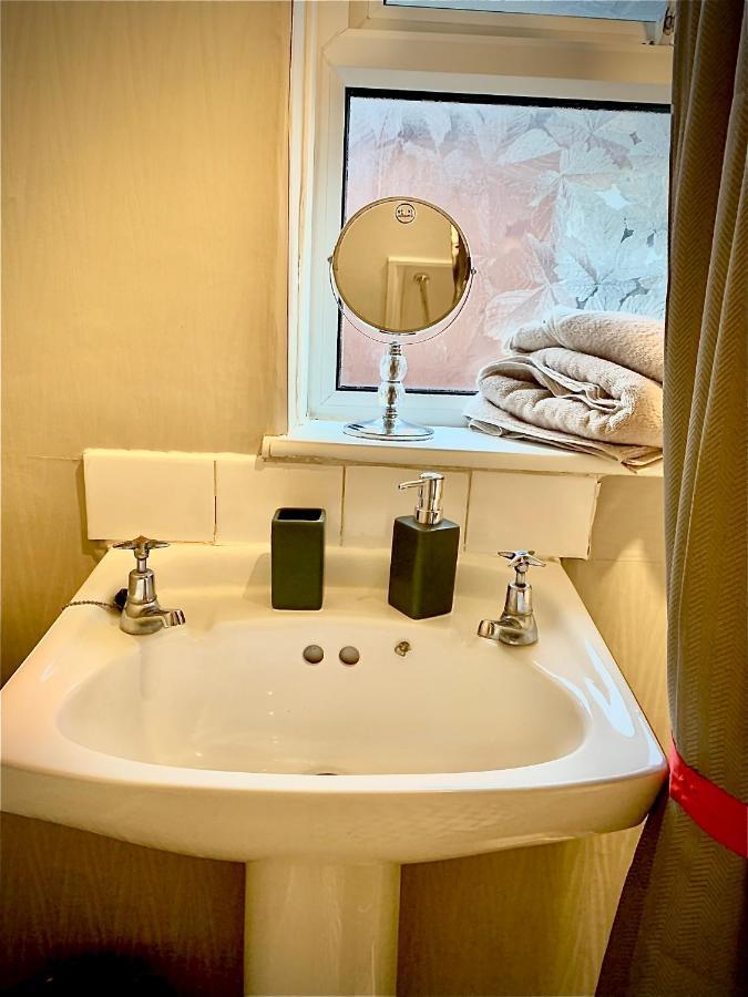 Double Room Bentilee Bucknall  Bagian luar foto